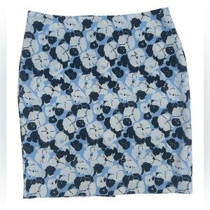ANN TAYLOR FACTORY PETITE NWOT
Stright Pencil Back Vented Floral Skirt